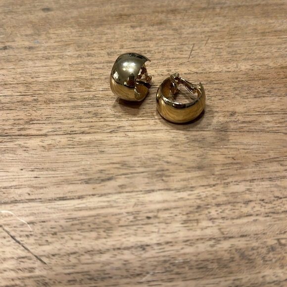 Classic 80s gold Direction One Vintage Clip On Earrings signed - Picture 4 of 7